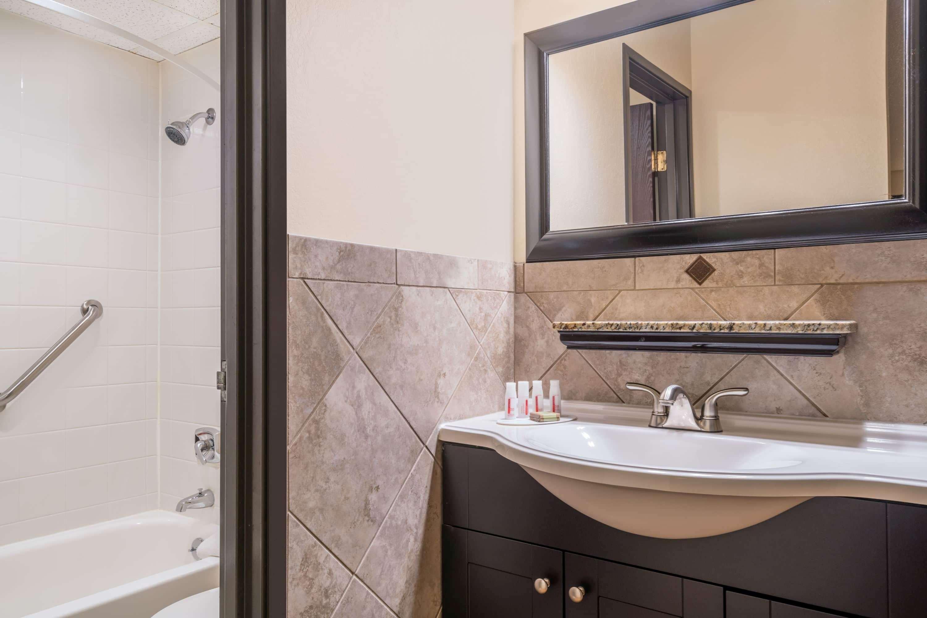 Ramada By Wyndham Minneapolis Golden Valley Εξωτερικό φωτογραφία